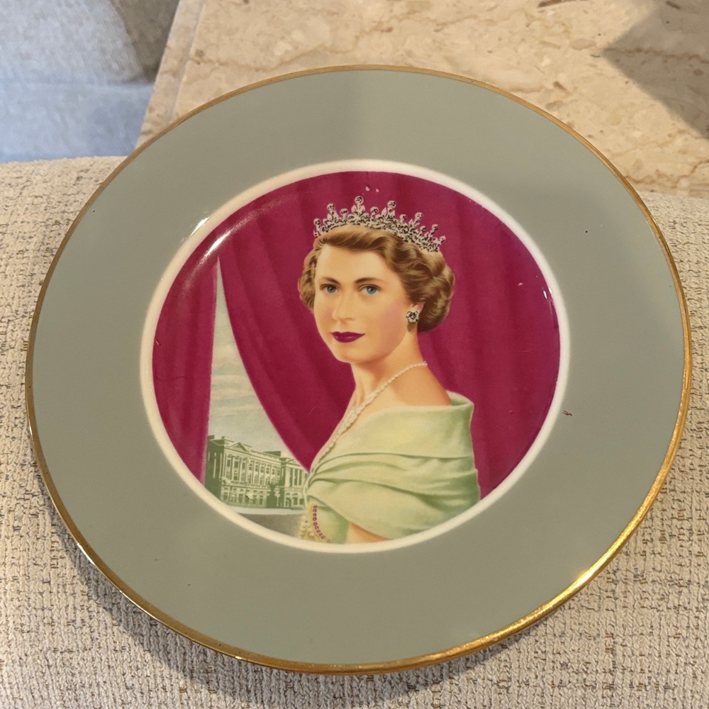 Commerative Coronation of Her Majesty Queen Elizabeth II Plate with Gold Trim‎
